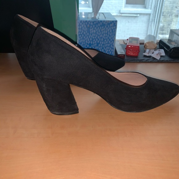Cute black pumps. I love these shoe I wore 3 times - Picture 3 of 3